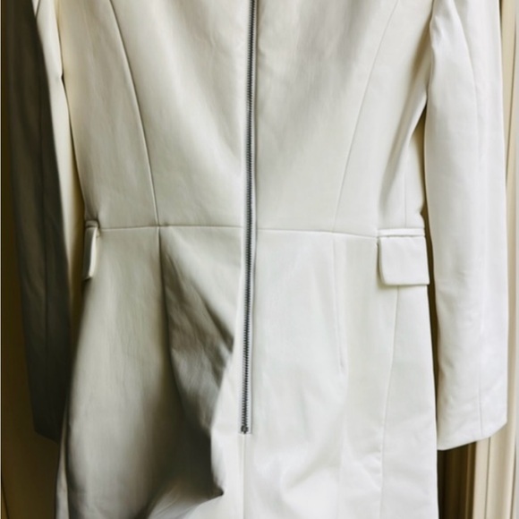 Alice + Olivia Kyrie Tuxedo Skort
Romper - Picture 13 of 16